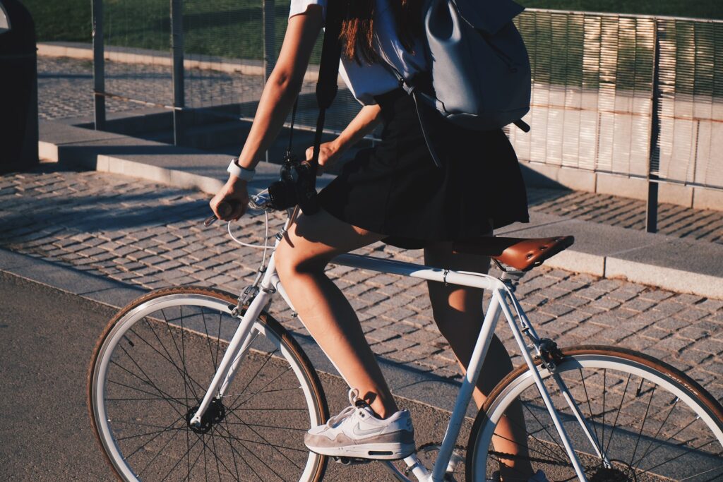Une femme à vélo sur un fixie qui pédale